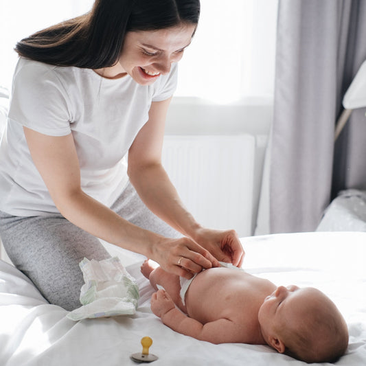 Wickeln mit Liebe: So schaffst du eine ruhige Wickelzeit – auch wenn’s mal hektisch wird